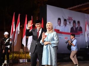 Konsisten, Istri Sandiaga Uno Pakai Baju Biru Lagi di Debat Capres Terakhir