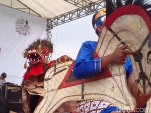 Seni Barongan Warnai Kampanye Terakhir Massa Pro Jokowi di Kudus