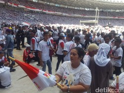 Matahari Terik di GBK, Relawan Pro-Jokowi Bagi-bagi Payung