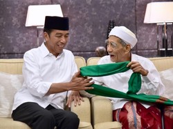 Jokowi Masih Simpan Serban Hijau yang Dikalungkan Mbah Moen