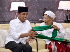 Jokowi Masih Simpan Serban Hijau yang Dikalungkan Mbah Moen Jokowi Masih Simpan Serban Hijau yang Dikalungkan Mbah Moen