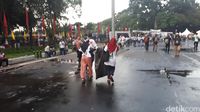 Massa Pro Jokowi Bersihkan Sampah di GBK Usai Konser Putih Bersatu