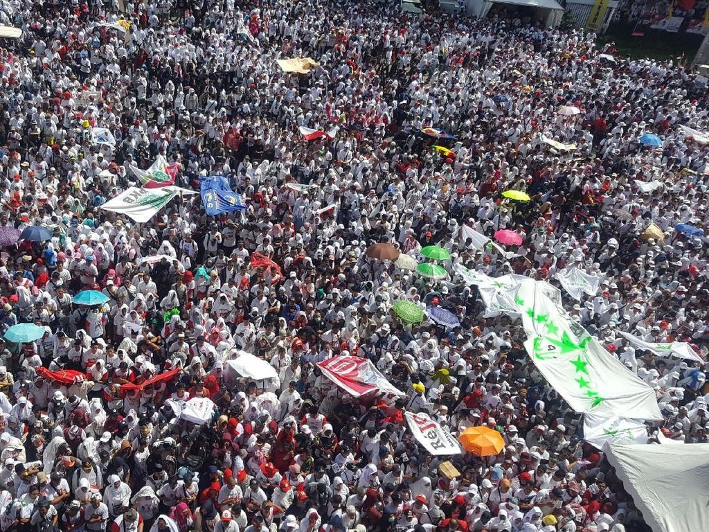 Penampakan Massa Pro-Jokowi Jelang Konser Putih Bersatu Penampakan Massa Pro-Jokowi Jelang Konser Putih Bersatu