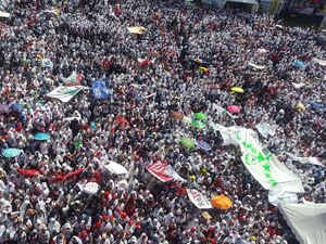 Penampakan Massa Pro-Jokowi Jelang Konser Putih Bersatu Penampakan Massa Pro-Jokowi Jelang Konser Putih Bersatu