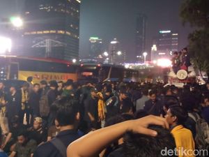 BEM SI Demo di Depan Hotel Sultan Jelang Debat Pilpres Pamungkas