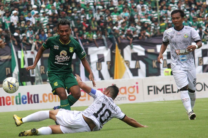 Pesepak bola Persebaya Irfan Jaya (kiri) melewati hadangan pesepak bola PS Tira Persikabo Muhamad Guntur Triaji (tengah) dalam pertandingan babak delapan besar Piala Presiden 2019 di Stadion Gelora Bung Tomo, Surabaya, Jawa Timur, Jumat (29/3/2019). Persebaya Surabaya memenangi pertandingan dengan skor 3-1. ANTARA FOTO/Moch Asim/nz.