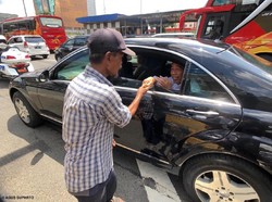 Momen Jokowi Terjebak Macet di Tol Cawang Lalu Disalami Pria Bersandal