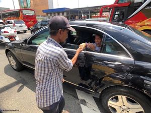 Momen Jokowi Terjebak Macet di Tol Cawang Lalu Disalami Pria Bersandal Momen Jokowi Terjebak Macet di Tol Cawang Lalu Disalami Pria Bersandal