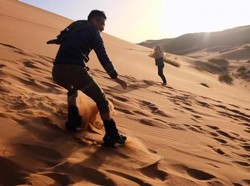 Surfing Tapi di Pasir Gurun Sahara