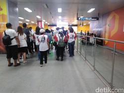 Naik MRT, Pendukung Jokowi Bergerak dari Bundaran HI ke GBK