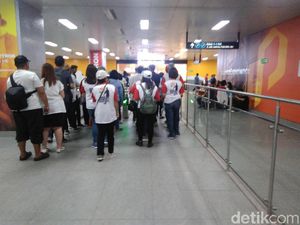 Naik MRT, Pendukung Jokowi Bergerak dari Bundaran HI ke GBK Naik MRT, Pendukung Jokowi Bergerak dari Bundaran HI ke GBK