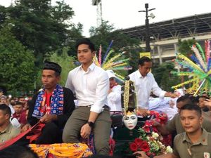 Sapa Pendukung, Jokowi-Iriana Bareng Kaesang Naik Kereta Kuda