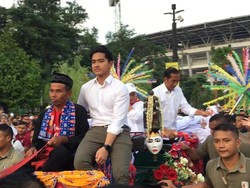 Sapa Pendukung, Jokowi-Iriana Bareng Kaesang Naik Kereta Kuda