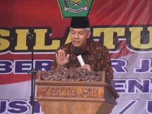 Canda Ganjar Gebrak Podium di Kendal Jadi Ramai di Medsos Canda Ganjar Gebrak Podium di Kendal Jadi Ramai di Medsos