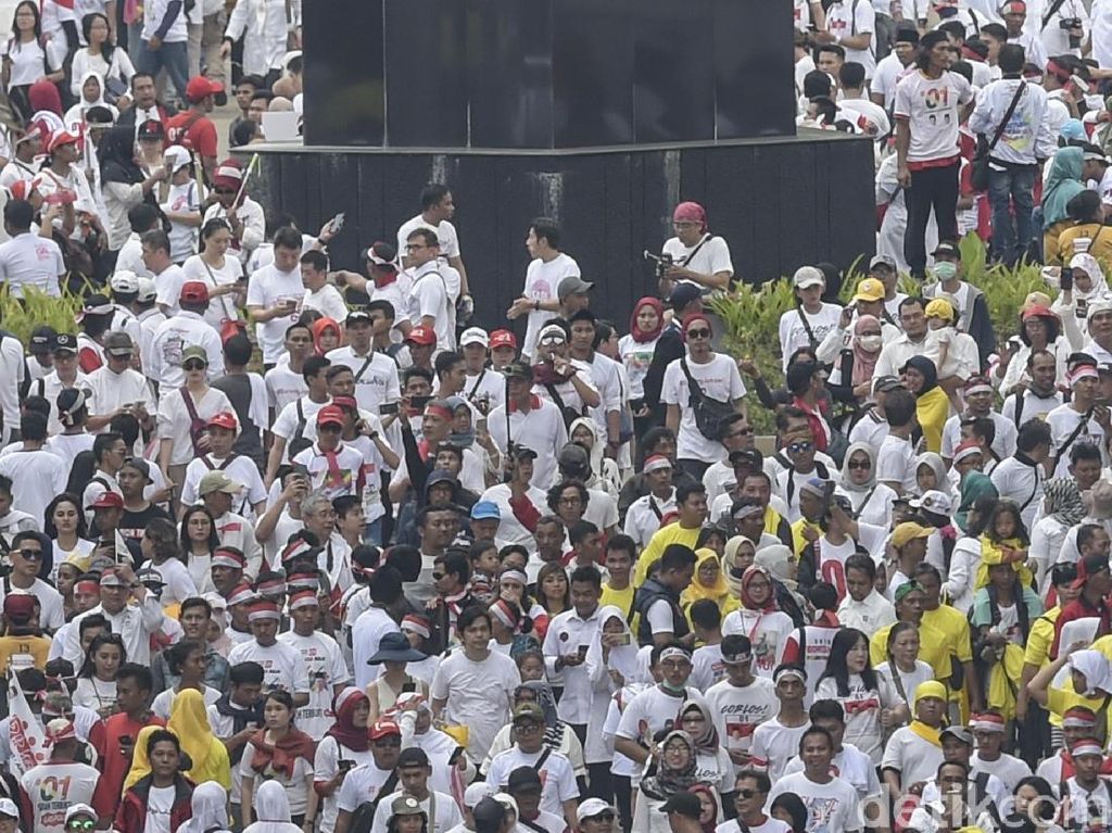 Penampakan Kubu Jokowi-Amin Penuhi Luar Stadion GBK