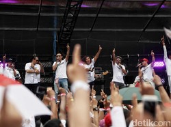 Tina Toon dan Geng Caleg Nyanyi di Konser Putih Bersatu