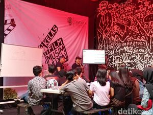 Puluhan Milenial Bandung Belajar Buat Film Dari Kru Dilan