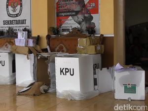 Kotak dan Surat Suara Pemilu 2019 di Lumajang Rusak Terkena Air Hujan Kotak dan Surat Suara Pemilu 2019 di Lumajang Rusak Terkena Air Hujan