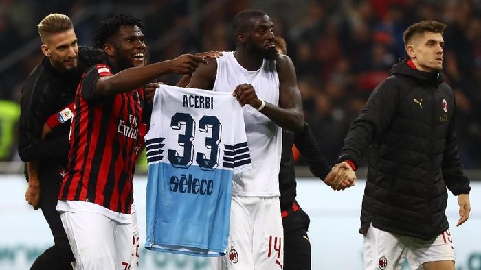 Pemain Milan membentangkan jersey pemain Lazio usai menang 1-0 di San Siro, Minggu (14/4/2019) dini hari WIB. (Foto: Marco Luzzani/Getty Images) Pemain Milan membentangkan jersey pemain Lazio usai menang 1-0 di San Siro, Minggu (14/4/2019) dini hari WIB. (Foto: Marco Luzzani/Getty Images)