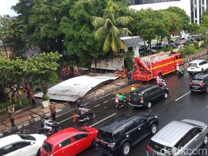 Hujan Deras Disertai Angin Kencang Robohkan Kanopi Hotel Bumi