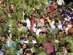 Umat Katolik di Timika Gelar Perarakan Minggu Palma
