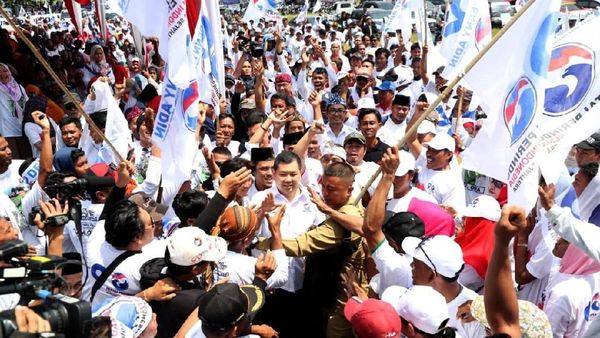 Ribuan Massa Tumpah Ruah di Bazar Murah Karawang