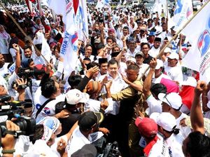 Ribuan Massa Tumpah Ruah di Bazar Murah Karawang