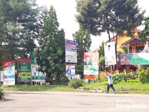 Alat Peraga Kampanye Masih Banyak Ditemui di Surabaya Alat Peraga Kampanye Masih Banyak Ditemui di Surabaya