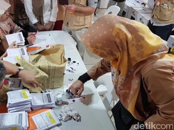 Hanya Tersedia 3 Titik, TPS Malaysia Dibanjiri Pemilih