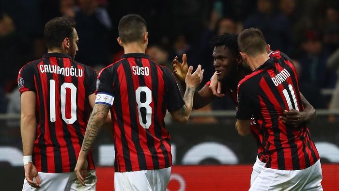AC Milan mengalahkan Lazio 1-0 lewat gol penalti Franck Kessie (dua dari kiri) di San Siro, Minggu (14/4/2019) dini hari WIB. (Foto: Marco Luzzani/Getty Images) AC Milan mengalahkan Lazio 1-0 lewat gol penalti Franck Kessie (dua dari kiri) di San Siro, Minggu (14/4/2019) dini hari WIB. (Foto: Marco Luzzani/Getty Images)