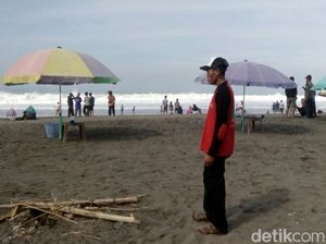 Seorang Remaja Hilang Terseret Ombak Pantai Kebumen Seorang Remaja Hilang Terseret Ombak Pantai Kebumen