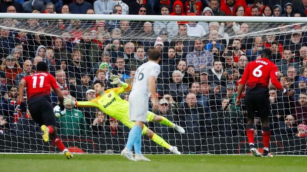 Paul Pogba sempat mengubah gaya penaltinya di musim lalu saat melawan West Ham.
