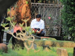 Prabowo Ziarah ke Makam Ayahnya