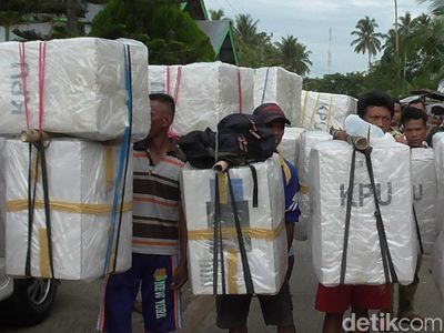 Melihat Para Kijang Jalan Kaki 13 Km Bawa Kotak Suara Pemilu