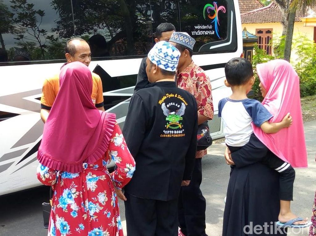 Puluhan Warga Ponorogo yang Tersihir Doktrin Kiamat Balik ke Ponorogo, Ada Apa? Puluhan Warga Ponorogo yang Tersihir Doktrin Kiamat Balik ke Ponorogo, Ada Apa?