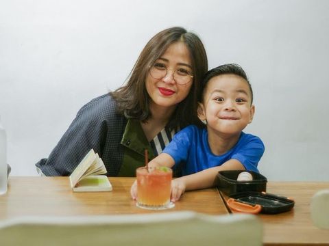 Astrid dan sang anak, Alec/