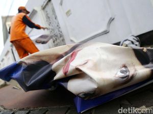 Petugas PPSU Tertibkan APK di Kawasan Cempaka Putih