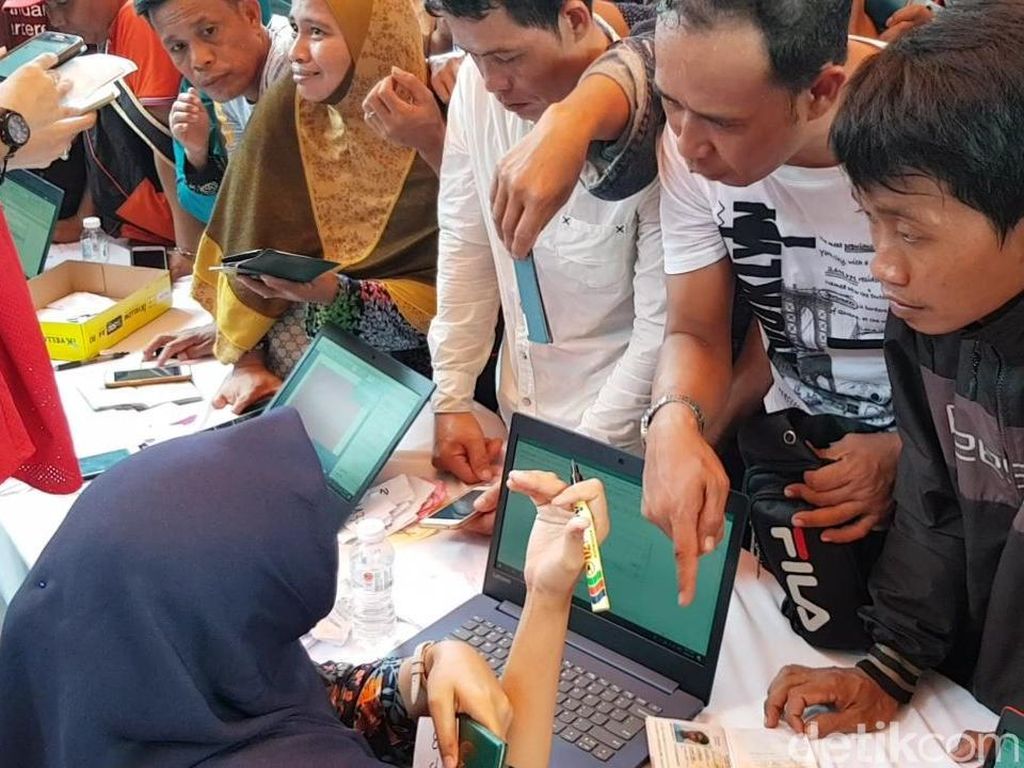 Masih Gunakan Helm Proyek, Pekerja di Malaysia Datangi TPS Masih Gunakan Helm Proyek, Pekerja di Malaysia Datangi TPS