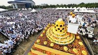 Momen Menteri Rini Potong Tumpeng Raksasa