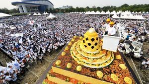 Momen Menteri Rini Potong Tumpeng Raksasa