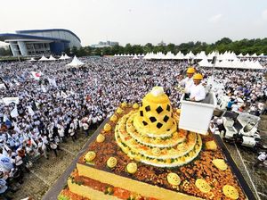Momen Menteri Rini Potong Tumpeng Raksasa