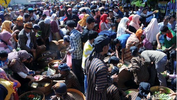 Warga Boyolali Tumpah Ruah Hadiri Grebek Sadranan