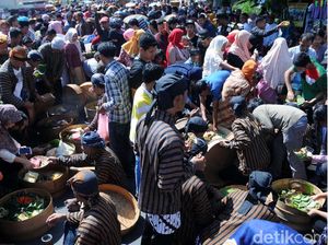 Warga Boyolali Tumpah Ruah Hadiri Grebek Sadranan Warga Boyolali Tumpah Ruah Hadiri Grebek Sadranan