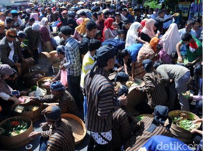 Warga Boyolali Tumpah Ruah Hadiri Grebek Sadranan
