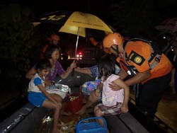 Basarnas Evakuasi 36 Warga Kendari yang Terjebak Banjir