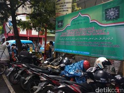 Warga Malang Pasang Poster Lawan Money Politik di Masa Tenang Pemilu
