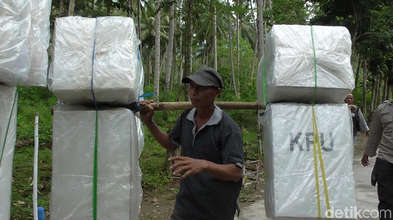 Kisah Petugas Panggul Kotak Bunyi Daki Bukit Ke Pelosok Sulsel