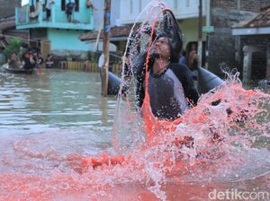 Doa Seniman Untuk Warga Melalui Bandung Lautan Banjir