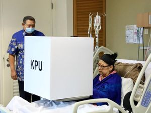 Terbaring di Ranjang RS, Ani Yudhoyono Nyoblos di Singapura