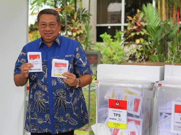 Momen SBY Saat Nyoblos di KBRI Singapura